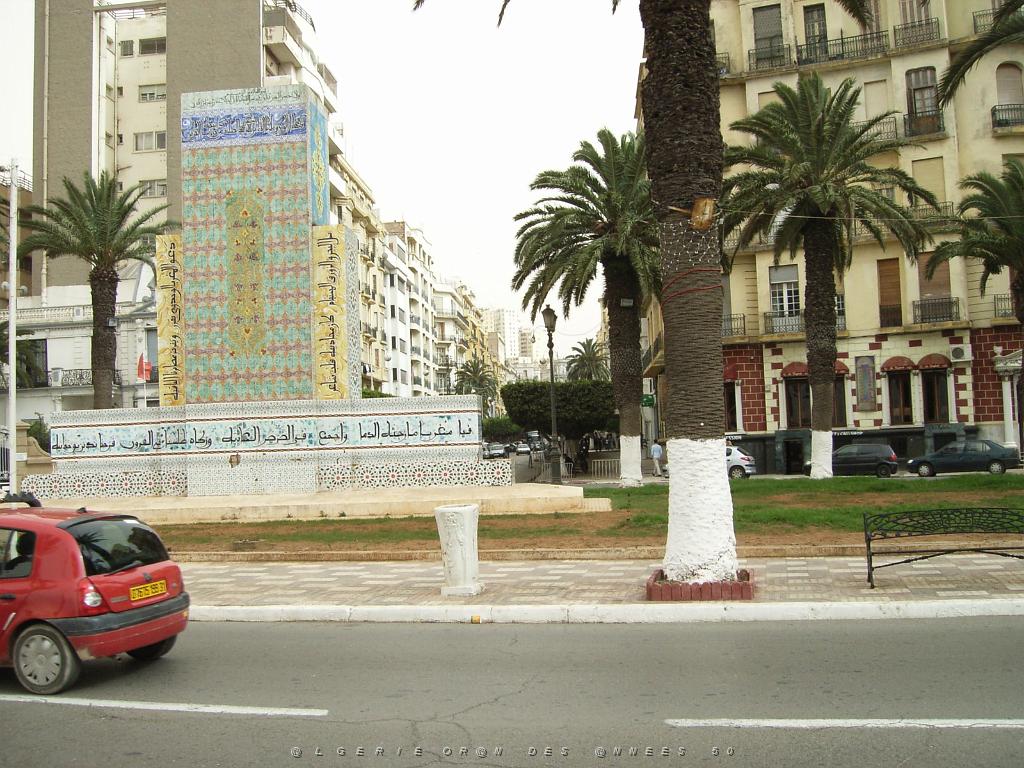 180-ORAN-Juin06-le monument aux morts et derriere, l'avenue LOUBET.jpg - Unicode